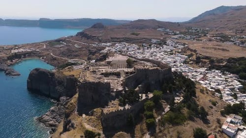 Vue aérienne autour de l'Acropole de Lindos, journée d'été ensoleillée à Rhodes, Grèce