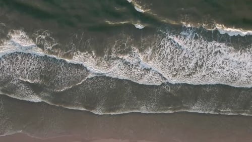 Des vagues paisibles roulant et s'écrasant sur le bord de mer lors d'un magnifique lever de soleil à Jacksonville, en Floride