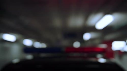 Die Polizeisirenenlichter mit verschwommener Bewegung blinken am Auto. Polizei-Blinklicht auf dem Dach von Patrol Veh...