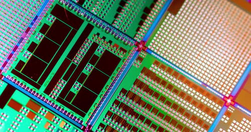 Nahaufnahme von Silizium-Halbleiterwafern. In der Elektronik ist ein Wafer, auch Scheibe oder Substrat genannt, ein