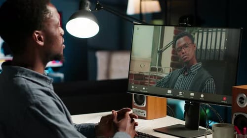 Un homme afro-américain profite d'une vidéoconférence avec un responsable au bureau