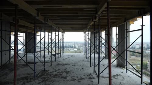 Andamios de construcción dentro del piso de un edificio de gran altura sin terminar
