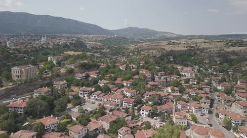 Drone volant à basse altitude 10 bits a survolé des maisons traditionnelles au toit rouge et des mosquées historiques à