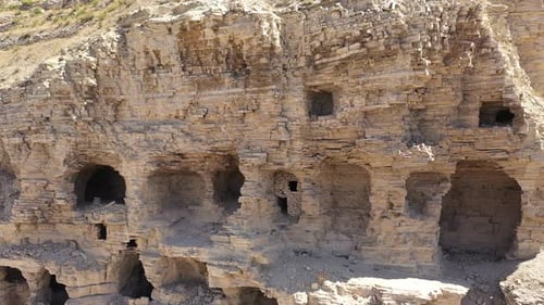 Vue aérienne de l'ancienne maison troglodyte rocheuse 2