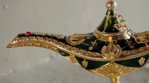 Lampe Genie rotative ornée avec peinture dorée et verte sur fond blanc