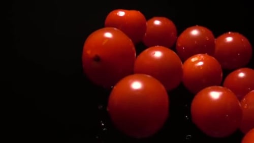 Foto em super câmera lenta da colisão de tomates cereja voadores no ar a 1000 Fps