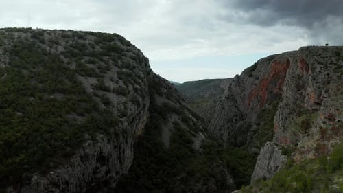 Felsige Berge in der Gegend von Sibenik