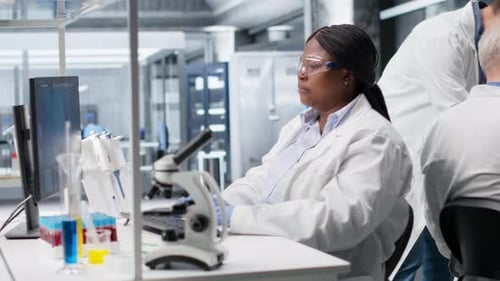 Un científico analiza el crecimiento bacteriano en una muestra de placa de Petri para la investigación de laboratorio