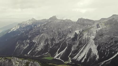 Vue aérienne Cinématographique d'une chaîne de montagnes alpines à Stubai en Autriche. S'élevant sur une scène escarpée et rocheuse