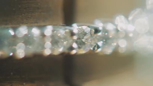 Eine atemberaubende Nahaufnahme eines funkelnden Diamantrings, der elegant auf einer Holzoberfläche dargestellt ist