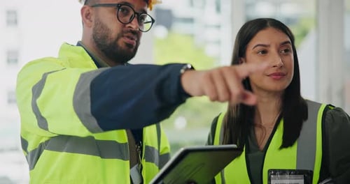Konstruktion, Teamwork und Besprechungen zwischen Personen auf dem Tablet für Inspektion, Wartung und Bau