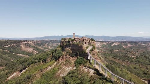 Des images filmées par drone dans l'ancien village de Civita di Bagnoregio, également connu sous le nom de « La ville mourante »