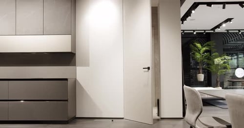 La puerta blanca minimalista cerrada en una casa moderna. Apartamento con puerta blanca