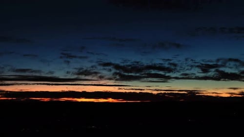 Glorioso cielo colorido antes del amanecer en Arizona Timelapse