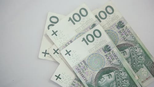 Put money on the table one by one, Count money on the table, 100 Polish zlotys stacked up