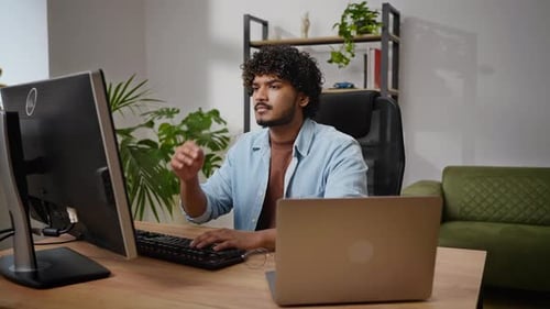 Un programmeur frustré essaie de trouver un bogue dans le code source