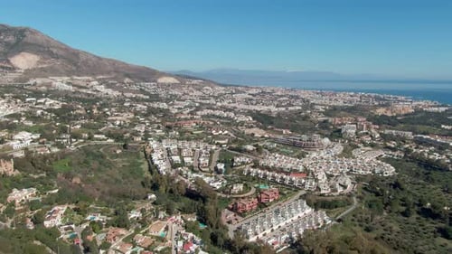 Grande et vaste prise de vue par drone montrant une belle ville côtière en Andalousie, en Espagne