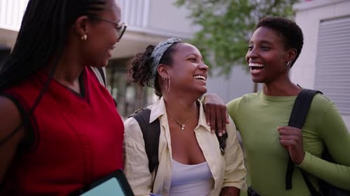 Três estudantes afro-americanas conversando na universidade universitária após as aulas