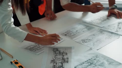 Nahaufnahme eines Geschäftsmannes und eines Kollegen, die gemeinsam ein Haus entwerfen. Ernährung.