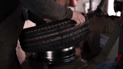 Service für Autoräder. Mechaniker wechselt Reifen und Felgen, balanciert die
Räder