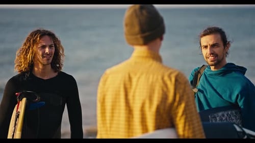 Tres surfistas se comunican y se miran en la orilla cerca del mar azul Un chico con rizado