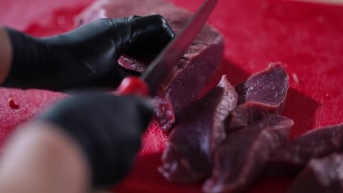 Nahaufnahme aus der Vogelperspektive Weibliche Hände schneiden saftigen Hackbraten mit Messer in der Küche Kaukasisch