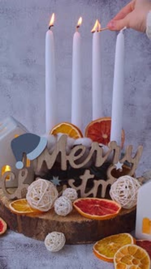 Velas de Adviento de cuatro semanas para preparación de Año Nuevo y Navidad sobre mesa, hechas a mano, respetuosas con el medio ambiente