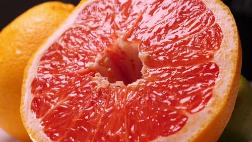 Grapefruitsafttropfen, die nach unten fließen