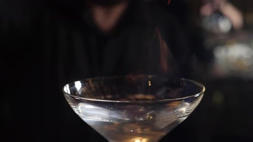 Cócteles artesanales en la barra del bar El camarero prende fuego a un cóctel que quema canela en una bebida alcohólica