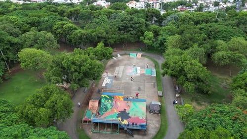 Pessoas treinando no parque de skate Mirador, na cidade de Santo Domingo, República Dominicana. Órbita aérea