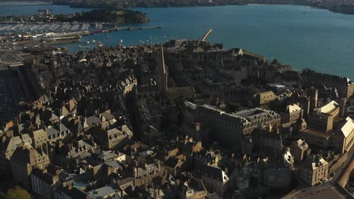 Vue aérienne en haute altitude de Saint-Malo, en France, par temps clair et ensoleillé. Tourné en 4K 24 images par seconde.