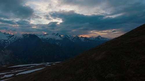 Drone filmé au-dessus des Alpes françaises au début de l'été 17