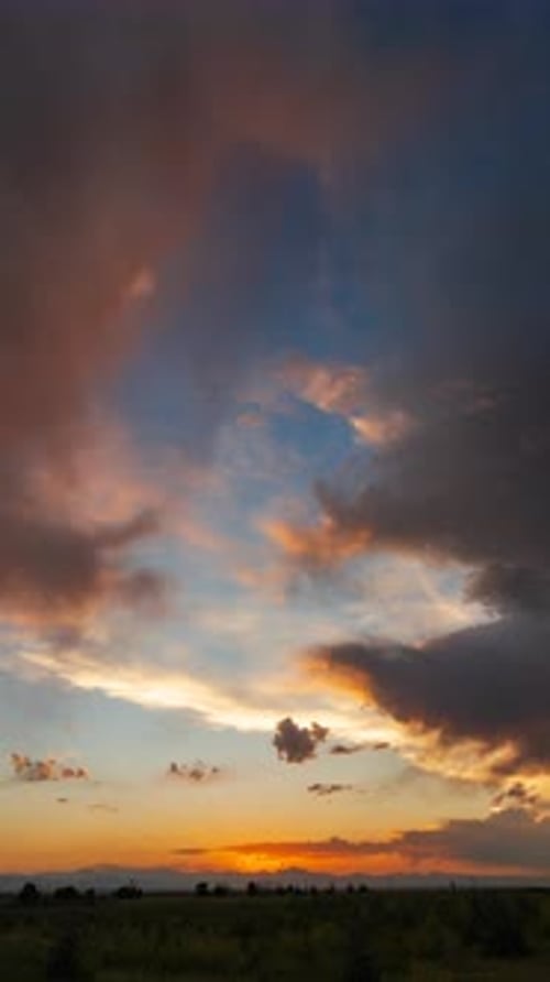 Pastellfarbene Wolkenlandschaft bei Sonnenuntergang mit sanftem Licht und stetiger Bewegung über dem offenen Himmel