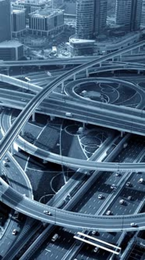 Une vue aérienne époustouflante d'un échangeur routier urbain animé aux heures de pointe