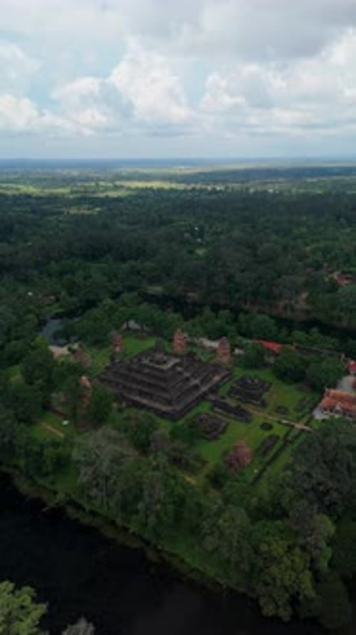 Ascension aérienne verticale : retrait à droite du temple de Bakong, Siem Reap