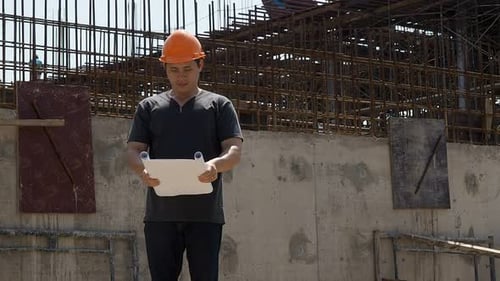 Selbstbewusster Bauingenieur überprüft die Arbeit auf der Baustelle.