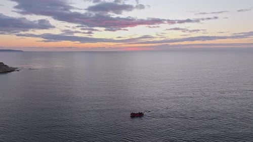 Vue aérienne de bateaux de pêche sur la mer Noire calme au lever du soleil, Bulgarie.