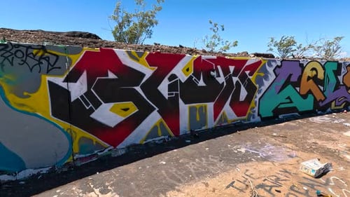 Grafite abandonado cheio de paredes de arte de rua