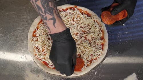 Primer plano del chef poniendo la salchicha en la masa de pizza Pizza de pepperoni