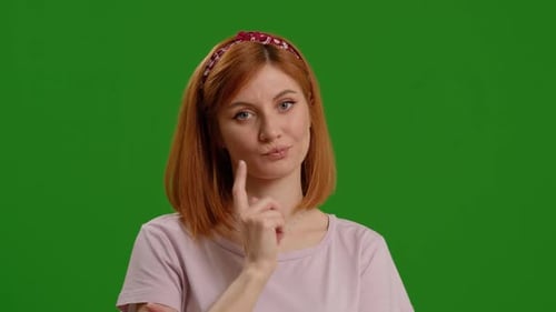 Schäme dich. Verärgertes hübsches Teenager-Mädchen macht Gesichts-Handflächen-Gesten, fühlt sich gelangweilt