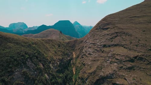 Superbe panorama sur les sommets majestueux et escarpés du Codo de los Andes, en Bolivie