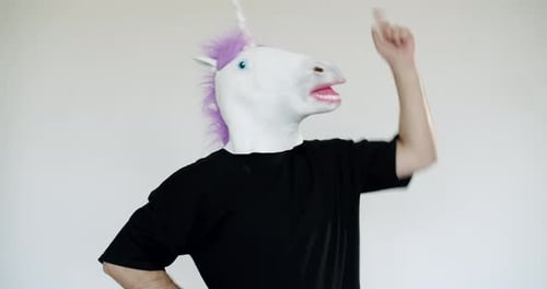 Tanzender Einhornmann im Studio Eine skurrile und skurrile Aufführung
