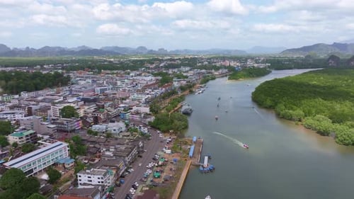 Vue aérienne panoramique de la vieille ville de Krabi, des bateaux et de la rivière, Thaïlande