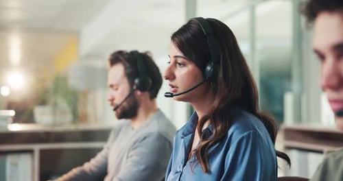Conversa, colegas de trabalho e pessoas com fone de ouvido no call center, geração de leads e telemarketing para vendas