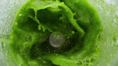 Grüner Gemüsesmoothie, der in der Mixschüssel wirbelt, Superzeitlupe, Ansicht von oben