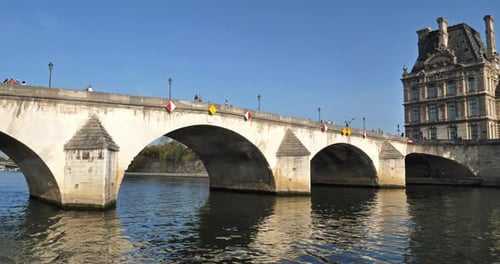 A Pont Royal e o prédio do museu do Louvre, margem do rio Sena, Paris, França