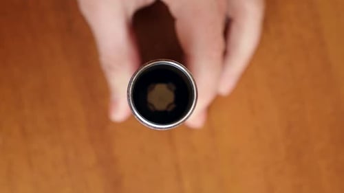 T26. Die Batterien werden in das elektronisch Gerät eingelegt. Das Konzept, technische Geräte mit Strom zu versorgen
.
