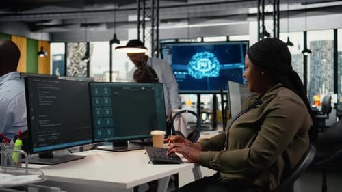 Systemadministrator im Büro mit AI LLM Chatbot