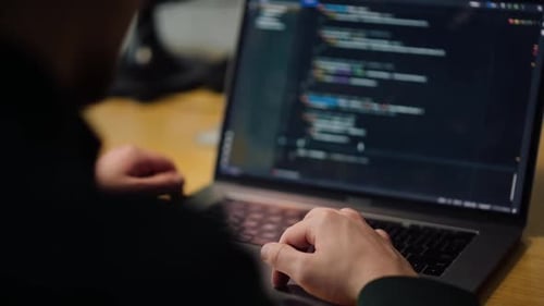 Explorando práticas de codificação durante uma sessão de programação noturna em um espaço de trabalho moderno