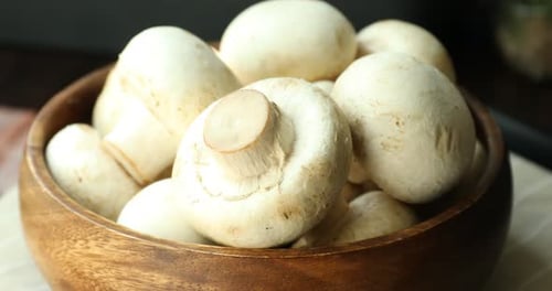Champignons frais dans un bol sur la table, en rotation